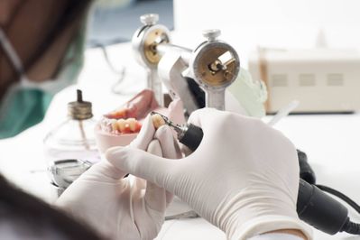 Hammasproteesien työstöä hammaslaboratoriossa.